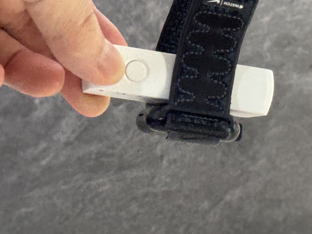 Apple Watchを吸着した状態で逆さまにして落ちないか確認