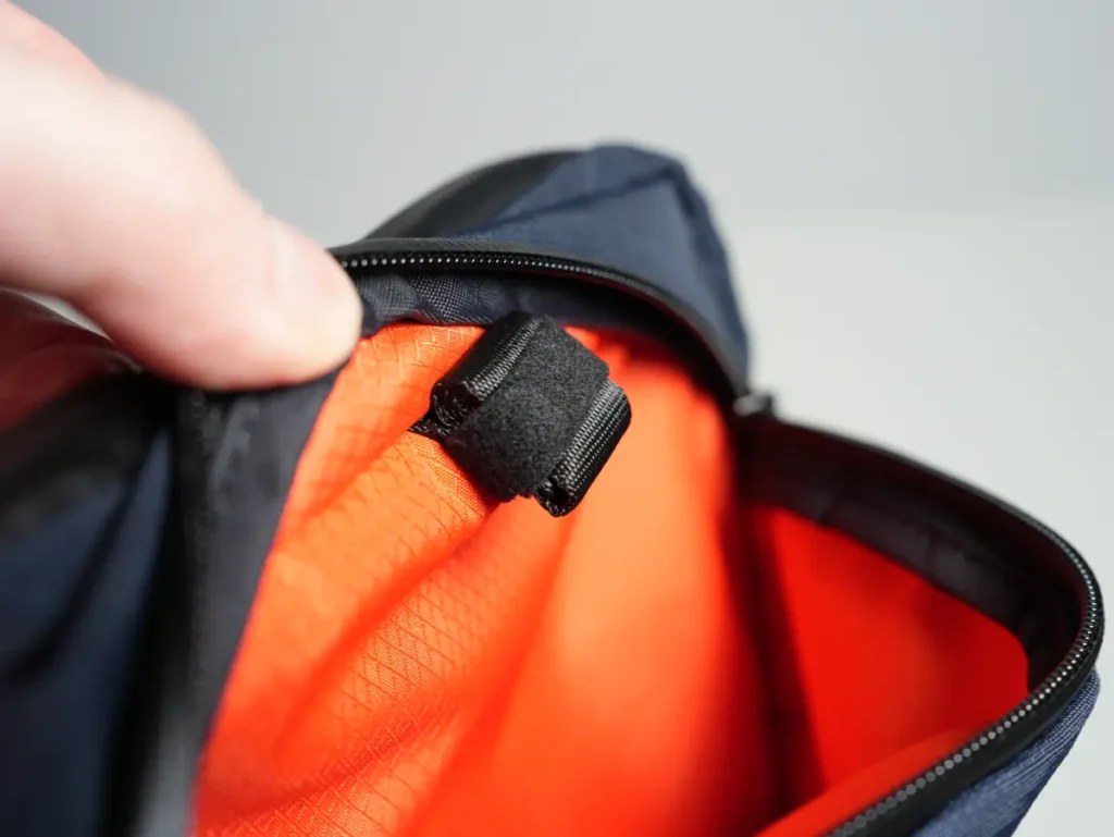 キーテザーのベルト部分は丸めて固定しておくと邪魔になりにくい