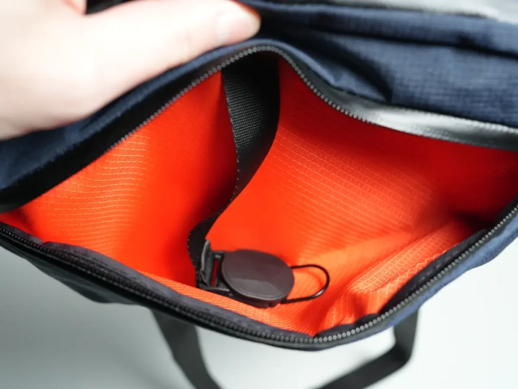 キーテザーがついた状態のフロントポケット