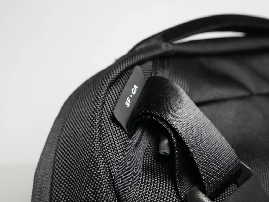 Aer 21074 Day Sling 4 Maxのロゴ