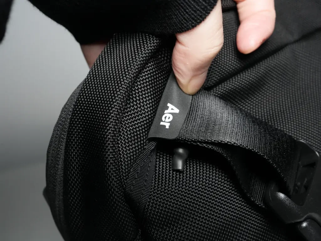 Aer 21074 Day Sling 4 Maxのロゴ