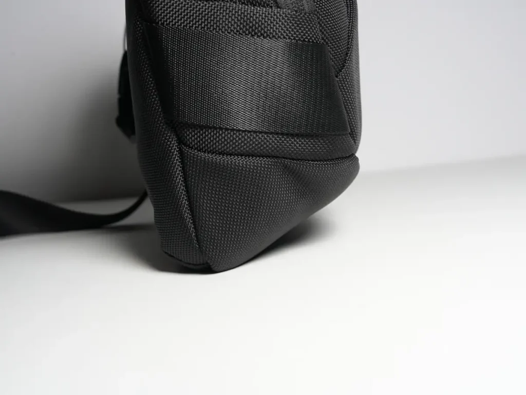Aer 21074 Day Sling 4 Maxの底は傾斜