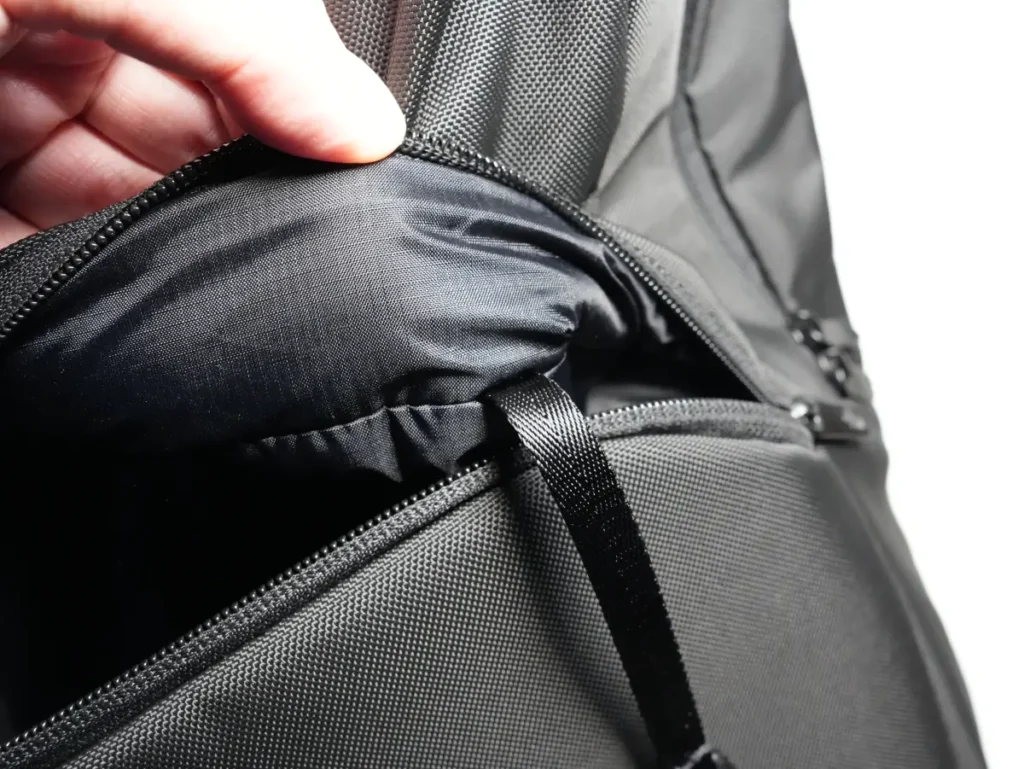 The North Face Shuttle Lite NM62616のキーリーシュの根本