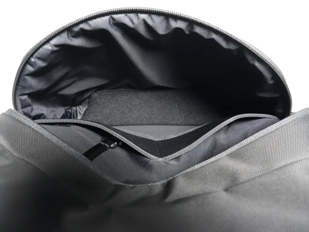 The North Face Shuttle Lite NM62616のフロントポケット