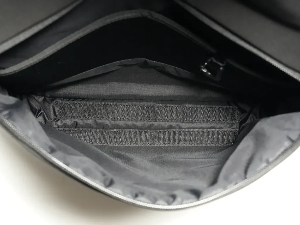 The North Face Shuttle Lite NM62616のフロントポケット