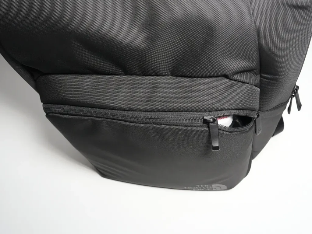 The North Face Shuttle Lite NM62616のフロントポケットv