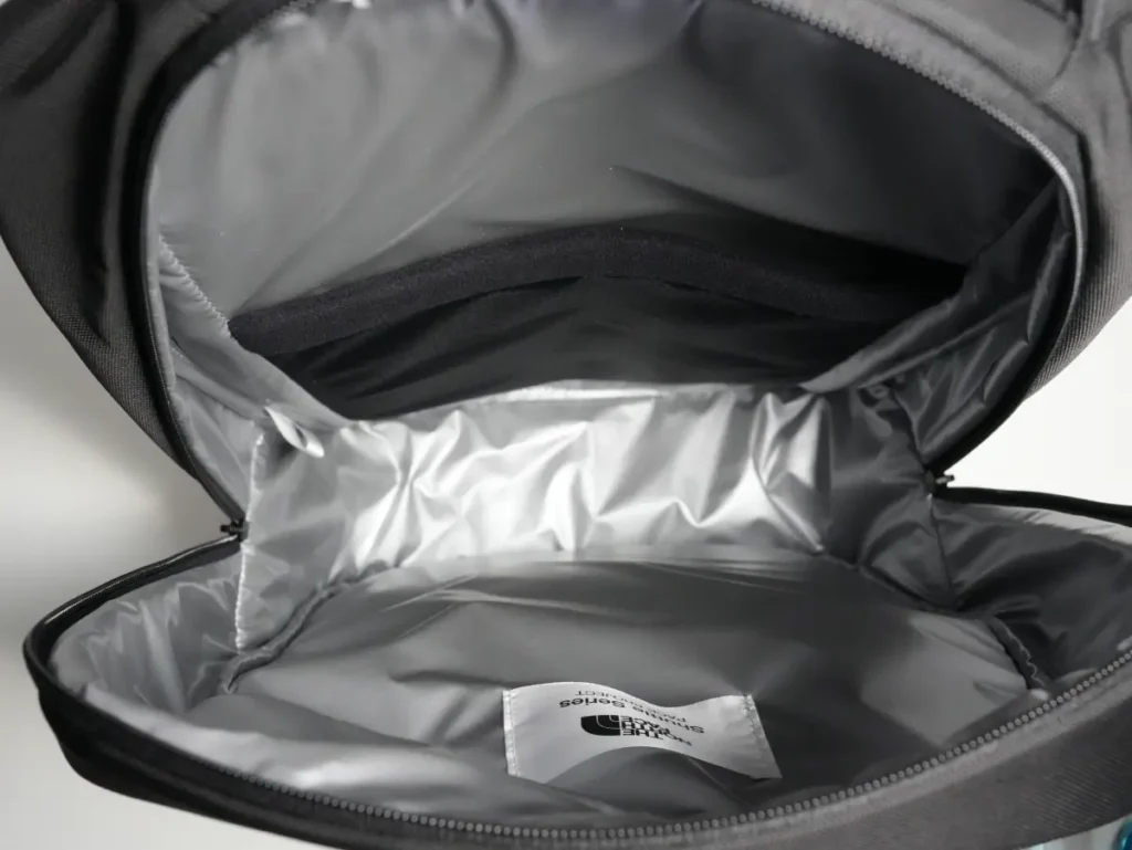 The North Face Shuttle Lite NM62616のメインコンパートメント