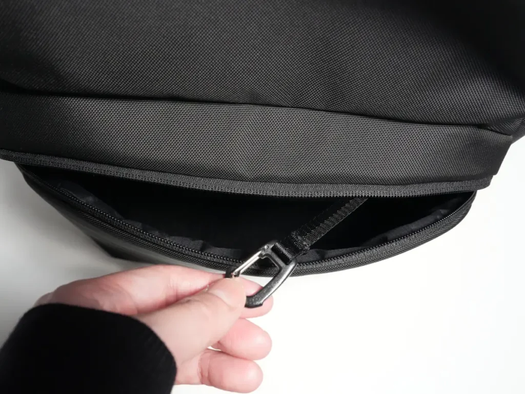 The North Face Shuttle Lite NM62616のフロントポケット