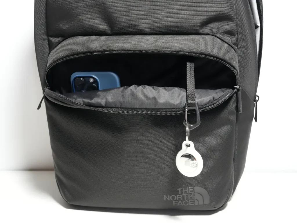 The North Face Shuttle Lite NM62616のフロントポケット