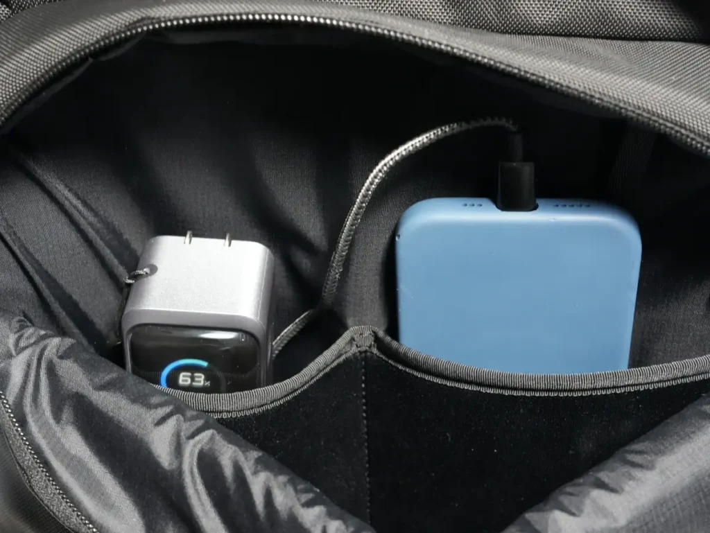 The North Face Shuttle Lite NM62616のフロントポケット