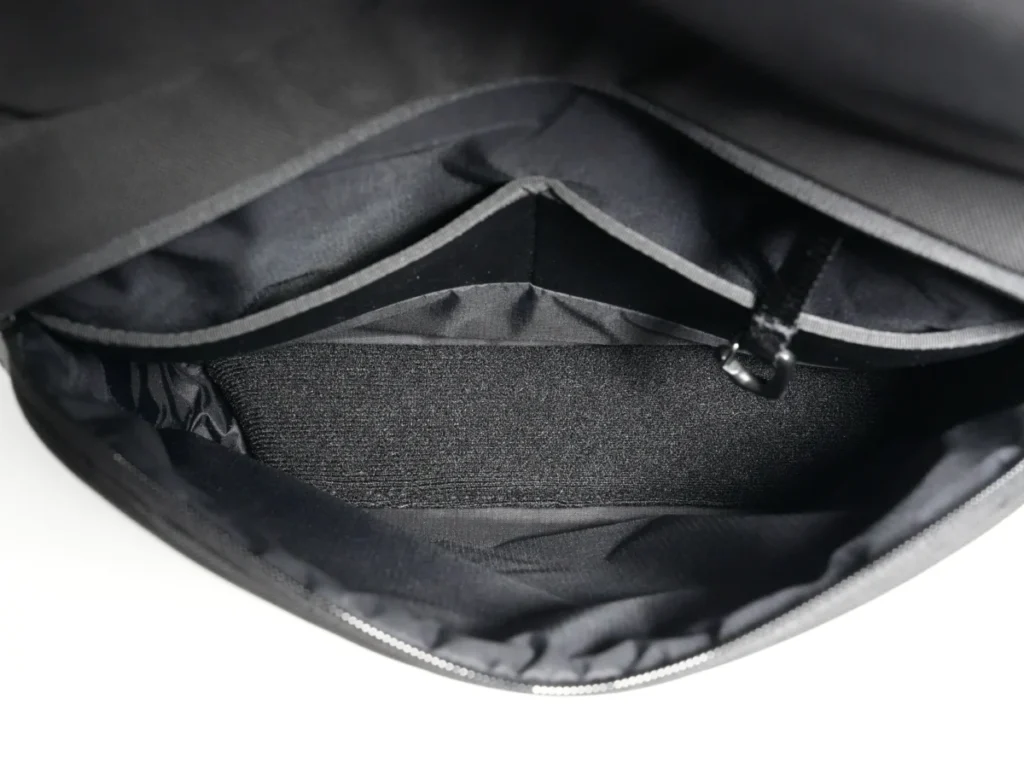 The North Face Shuttle Lite NM62616のフロントポケット