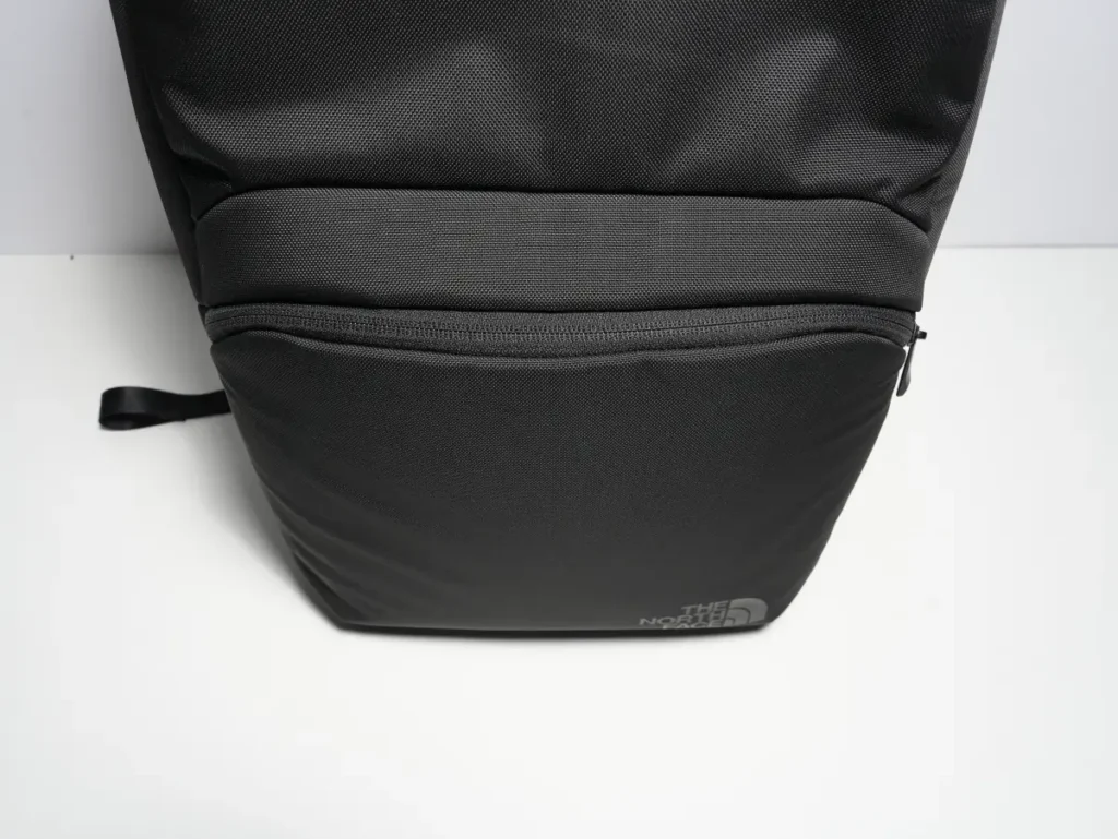 The North Face Shuttle Lite NM62616のフロントポケット