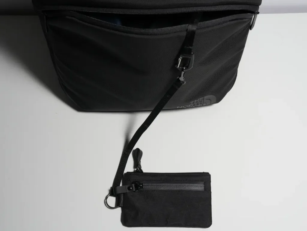 The North Face Shuttle Lite NM62616のフロントポケット