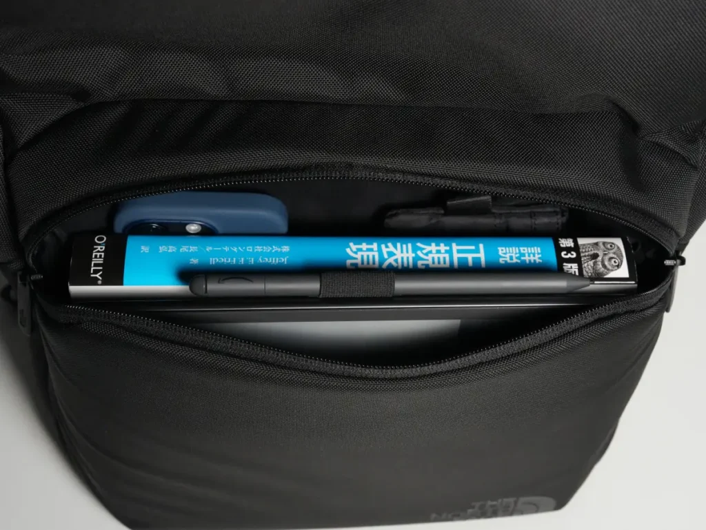 The North Face Shuttle Lite NM62616のフロントポケット