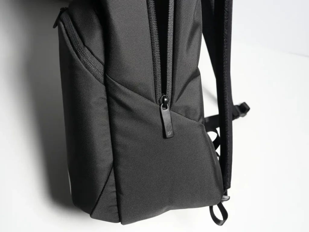 The North Face Shuttle Lite NM62616のメインコンパートメントのジッパー位置