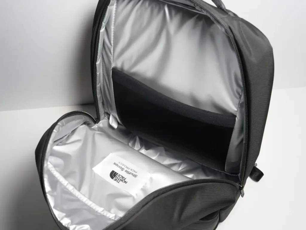 The North Face Shuttle Lite NM62616のメインコンパートメント