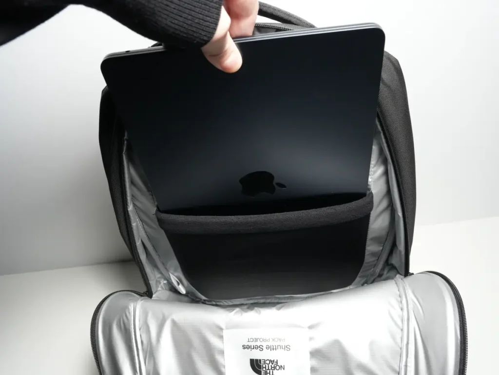 The North Face Shuttle Lite NM62616のメインコンパートメントのPCスリーブ