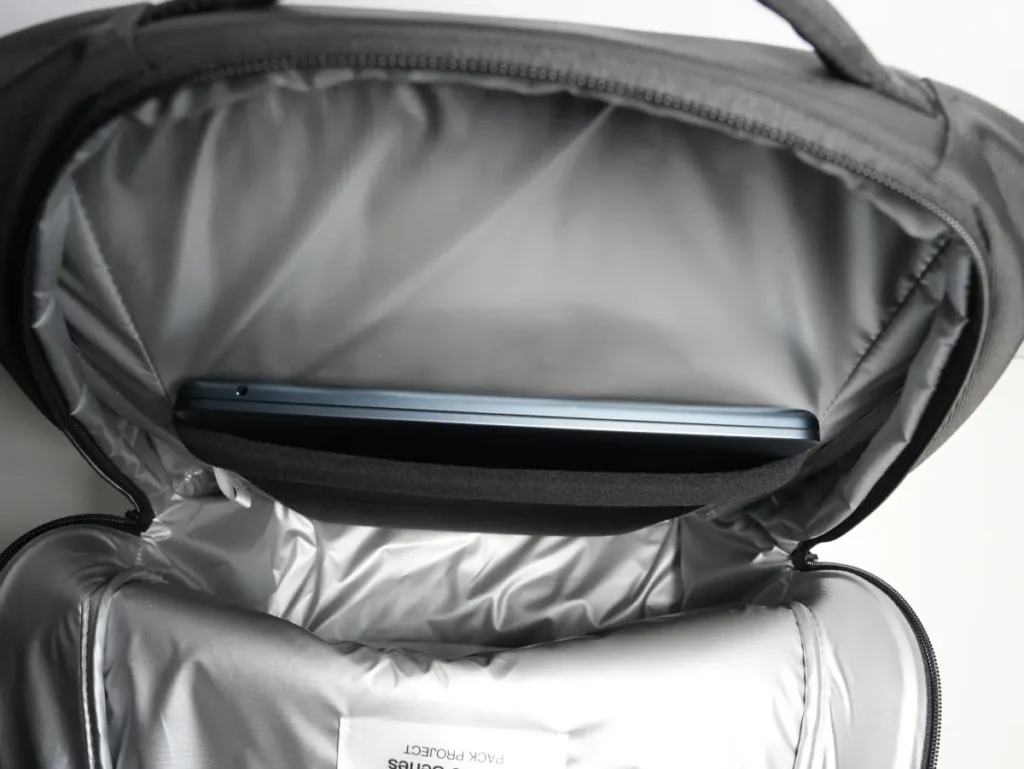 The North Face Shuttle Lite NM62616のメインコンパートメントにPC収納