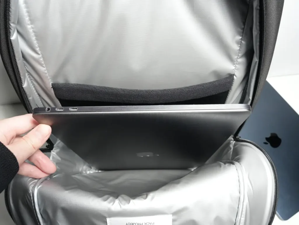 The North Face Shuttle Lite NM62616のメインコンパートメントのPCスリーブに15インチは収納できない