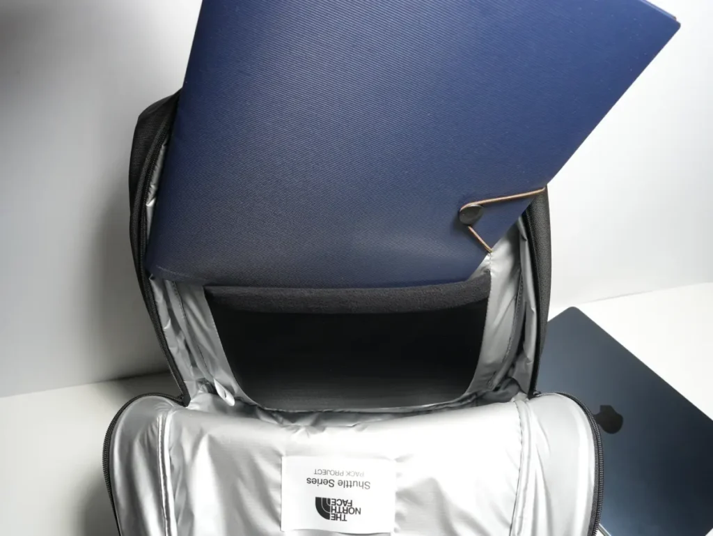 The North Face Shuttle Lite NM62616のメインコンパートメントのPCスリーブにA4ファイルは収納できない