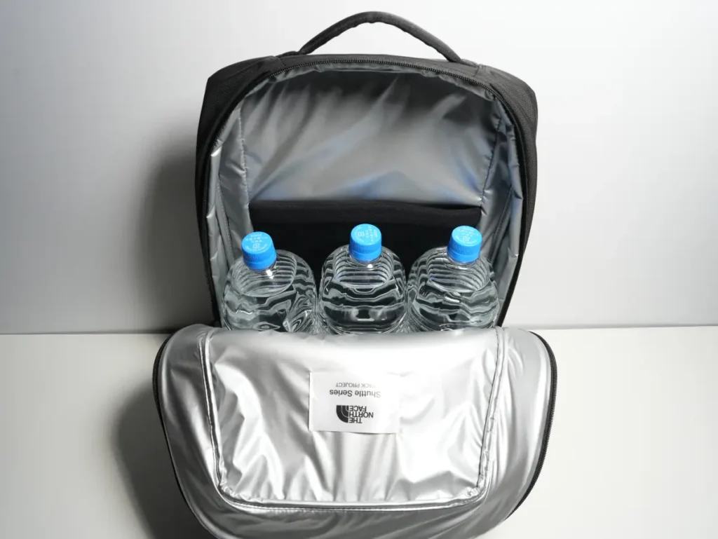 The North Face Shuttle Lite NM62616のメインコンパートメントに2Lペットボトルを3本収納