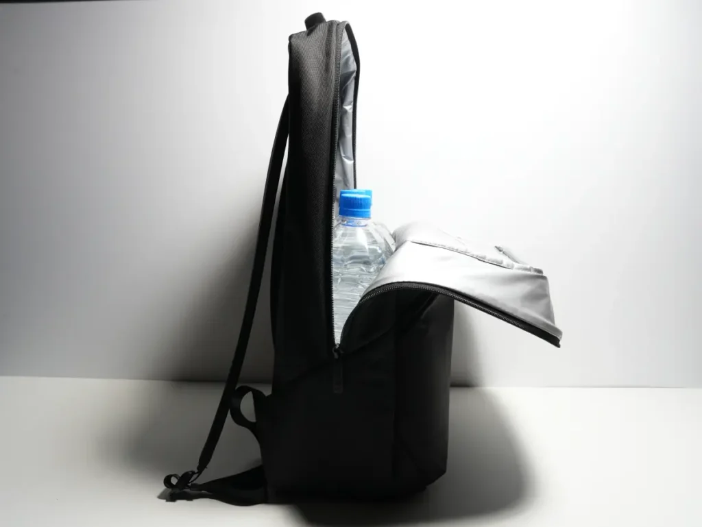 The North Face Shuttle Lite NM62616のメインコンパートメントに2Lペットボトルを3本収納