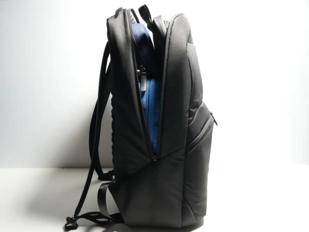 The North Face Shuttle Lite NM62616のメインコンパートメントに衣装キューブを収納