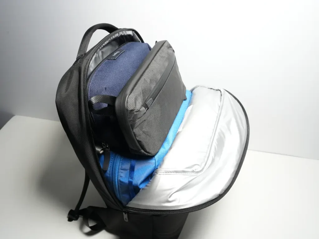 The North Face Shuttle Lite NM62616のメインコンパートメントに衣装キューブを収納