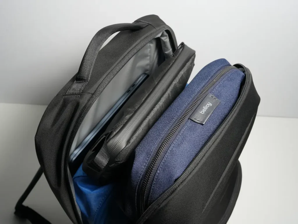 The North Face Shuttle Lite NM62616のメインコンパートメントに荷物を詰め込んだ時はPCを取り出しにくい