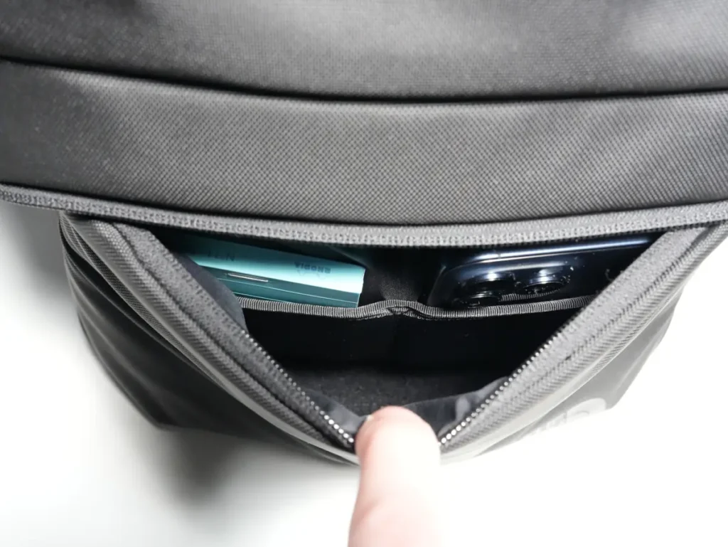 The North Face Shuttle Lite NM62616のメインコンパートメントに荷物を詰め込んだ時のフロントポケットの状態