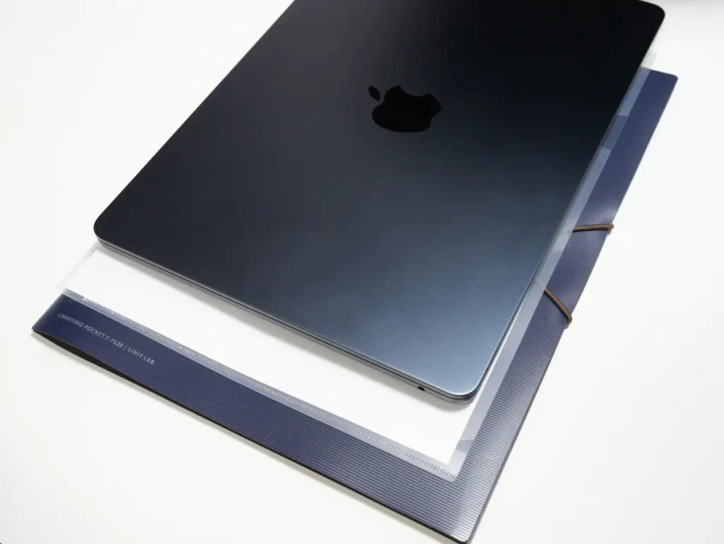 13インチPCやA4サイズ書類の比較