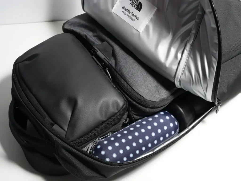 The North Face Shuttle Lite NM62616の収納例