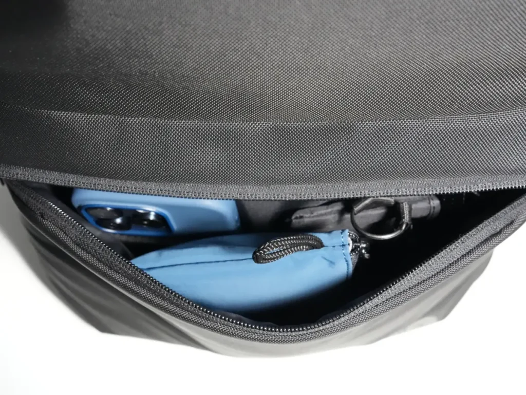 The North Face Shuttle Lite NM62616の収納例