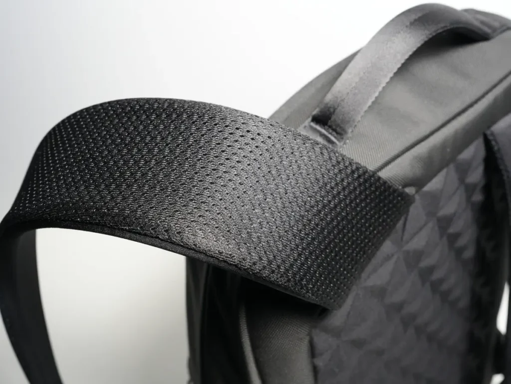 The North Face Shuttle Lite NM62616のショルダーハーネスの裏側