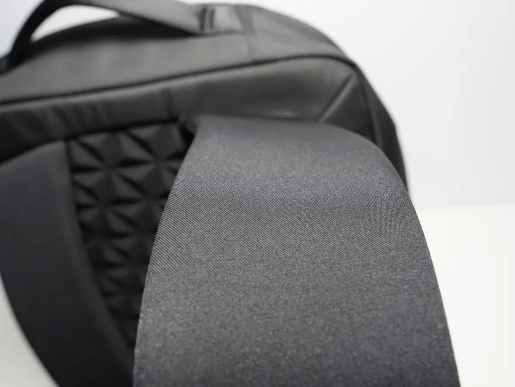 The North Face Shuttle Lite NM62616のショルダーハーネスの表面