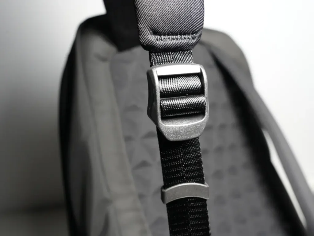 The North Face Shuttle Lite NM62616のショルダーハーネスのベルト調整バックル