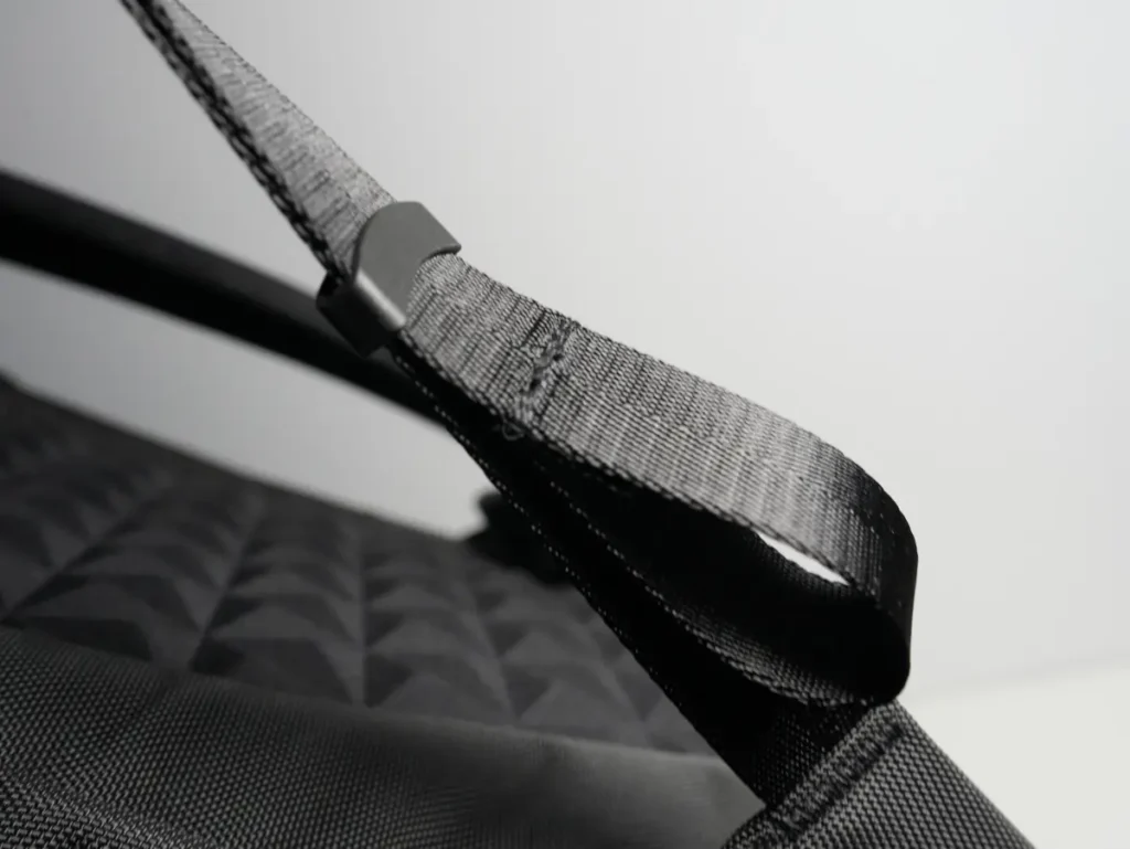 The North Face Shuttle Lite NM62616のショルダーハーネスのベルトループ