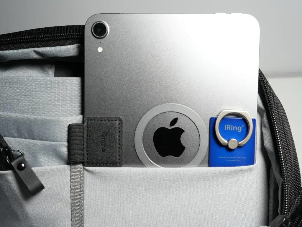 ストレッチポケットにiPad miniを収納