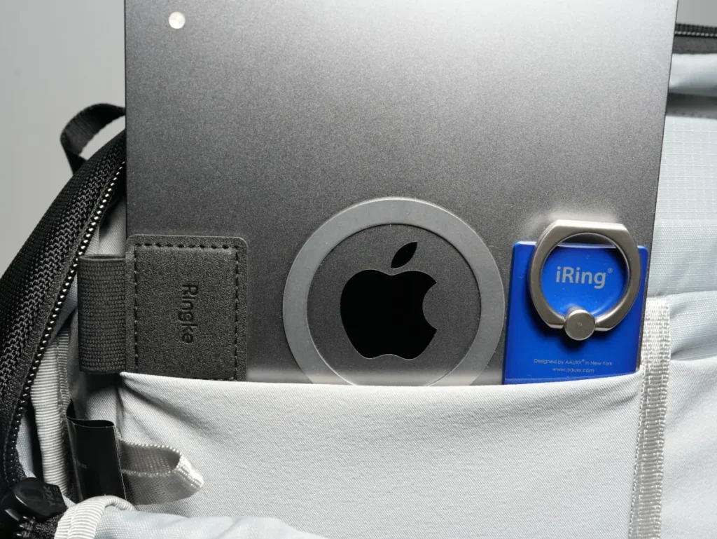 ストレッチポケットにiPad miniを収納