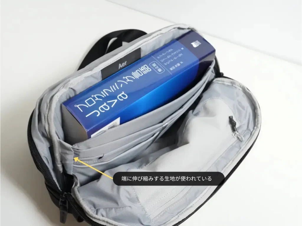 タブレットスリーブ奥側に分厚い書籍を収納